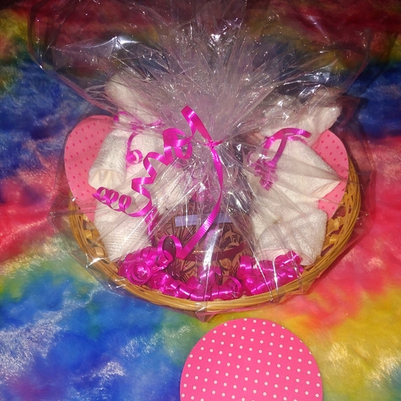 New Hygiene Comfort Pampering Gift Basket with Card - Picture 1 of 4